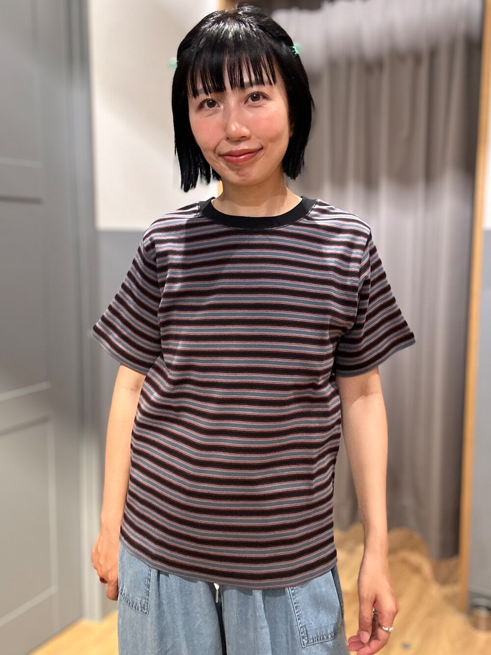 ブルー系のTシャツ/カットソー、ブラック系のシャツ/ブラウス、ブルー系のデニムパンツを着用したレディースの夏コーディネートの6枚目の写真