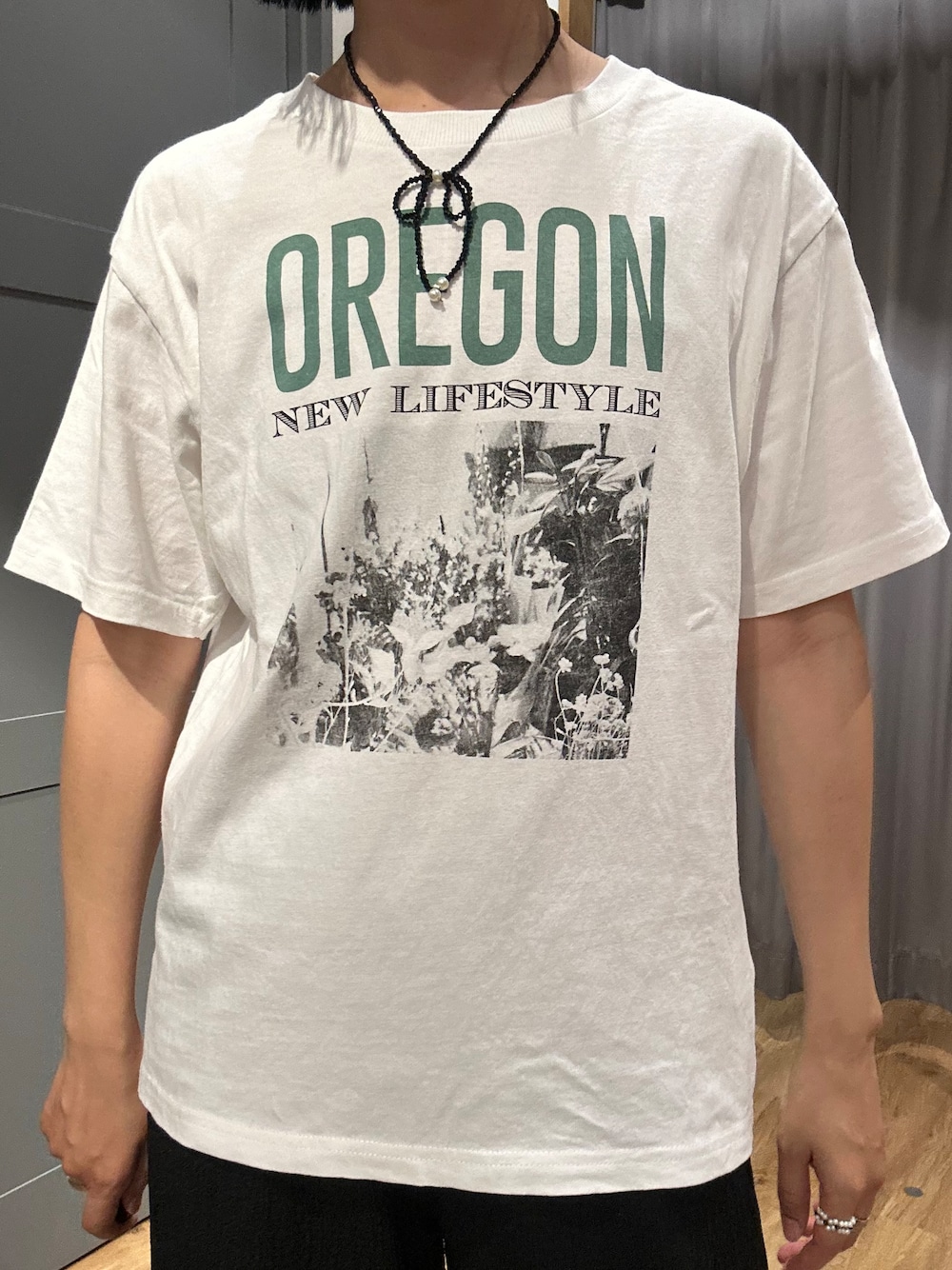ブラック系のベスト、ホワイト系のTシャツ/カットソー、ブラック系のその他パンツを着用したレディースの夏コーディネートの6枚目の写真