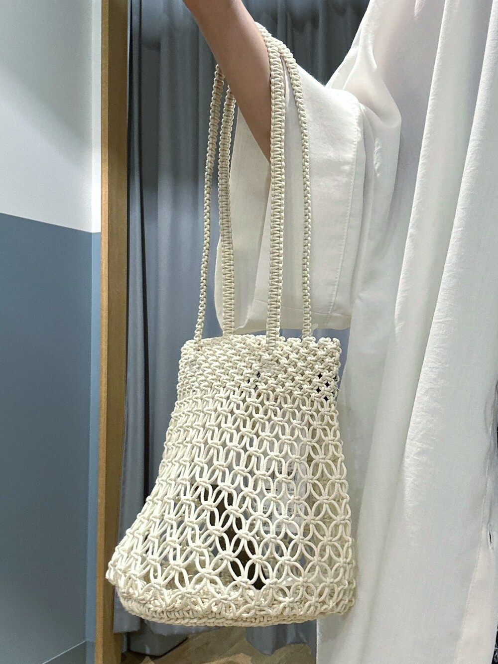 ホワイト系のシャツ/ブラウス、ブルー系のその他パンツ、ブラック系のサンダルを着用したレディースの夏コーディネートの7枚目の写真
