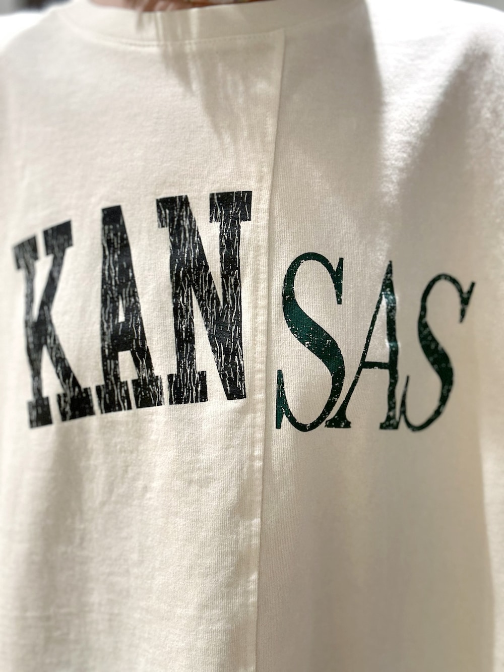 ホワイト系のTシャツ/カットソー、ブルー系のデニムパンツ、グリーン系のショルダーバッグを着用したレディースの夏コーディネートの5枚目の写真
