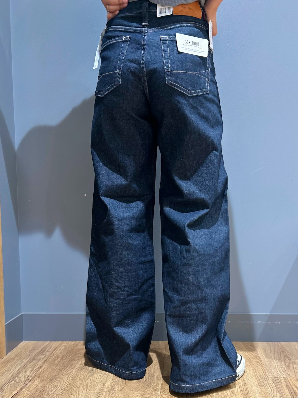 グレー系のニット/セーター、ブルー系のその他トップス、ブルー系のデニムパンツを着用したレディースの夏コーディネートの8枚目の写真