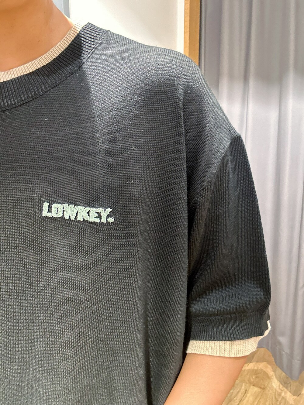 ブラック系のニット/セーター、グレー系のその他パンツ、ブラック系のトートバッグを着用したレディースの夏コーディネートの6枚目の写真