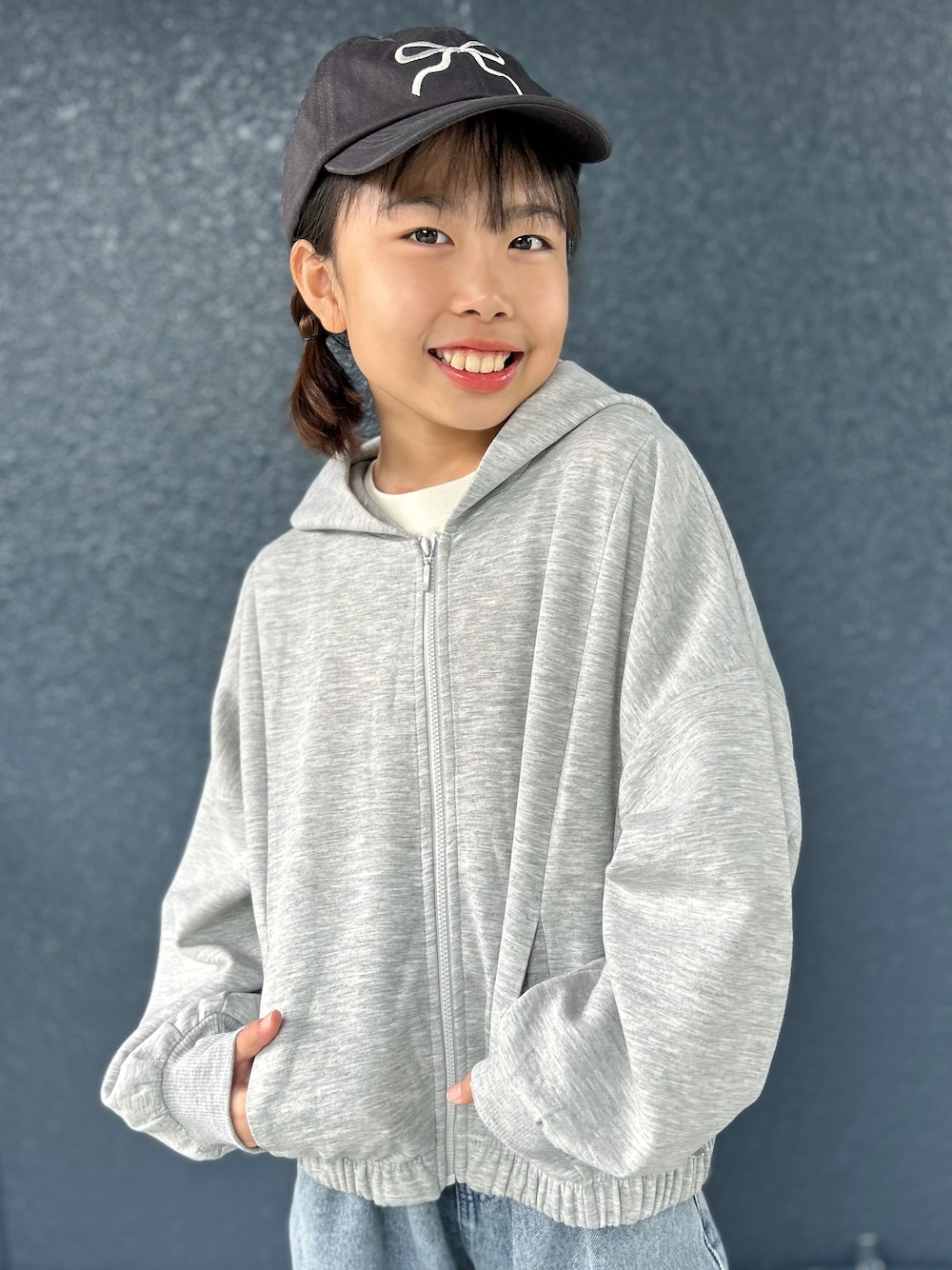 グレー系のカーディガン/ボレロ、ホワイト系のニット/セーター、ブルー系のその他パンツを着用したキッズの秋コーディネートの4枚目の写真