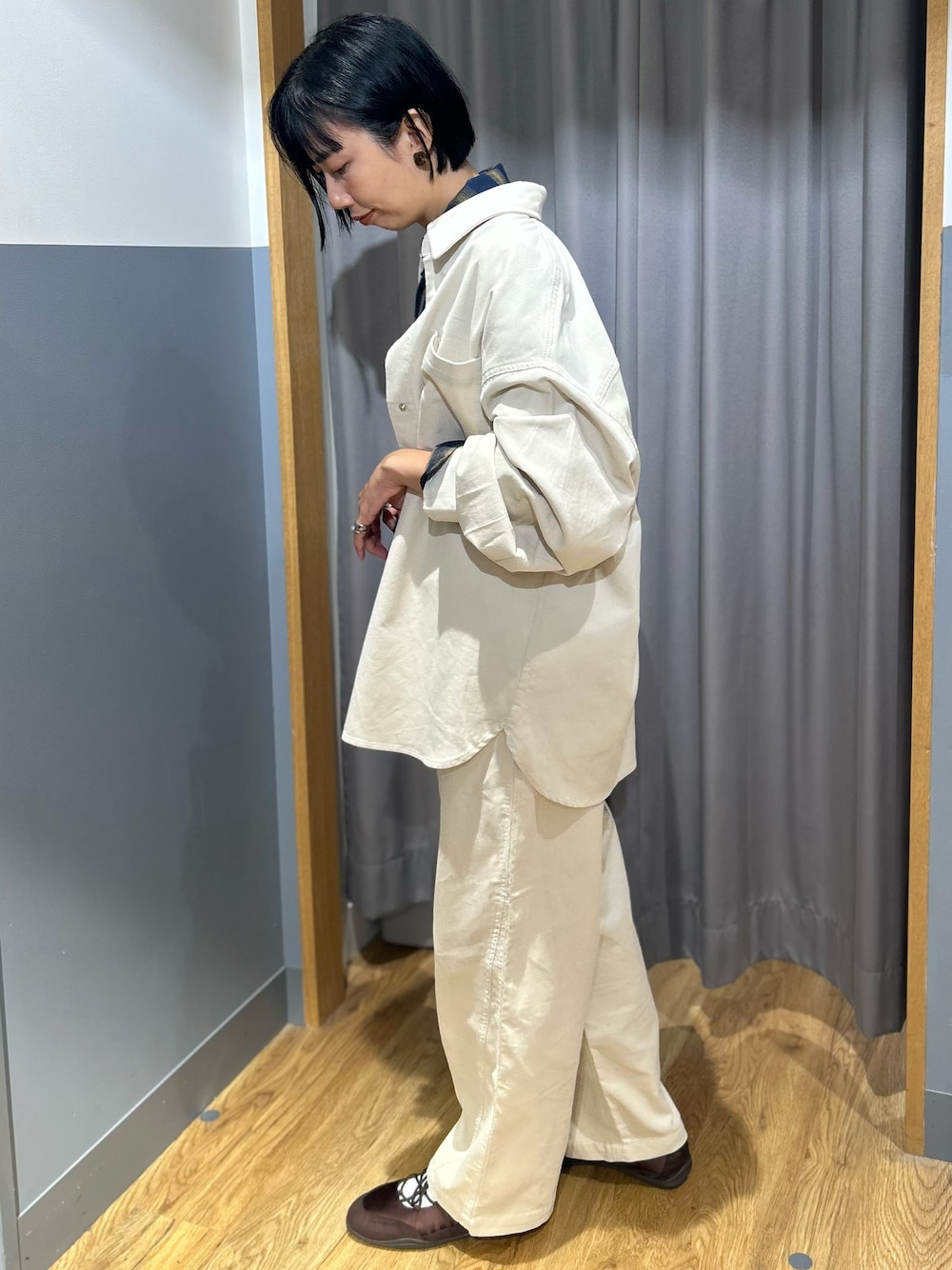 ブルー系のシャツ/ブラウス、ホワイト系のシャツ/ブラウス、ホワイト系のその他パンツを着用したレディースの秋コーディネートの2枚目の写真