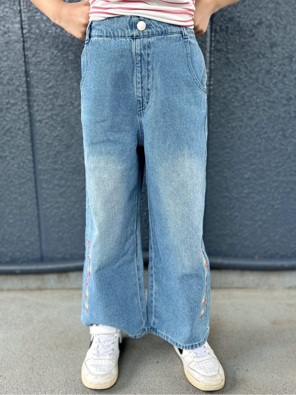 レッド系のTシャツ/カットソー、ブルー系のデニムパンツ、ブルー系のキャップを着用したキッズの春コーディネートの6枚目の写真