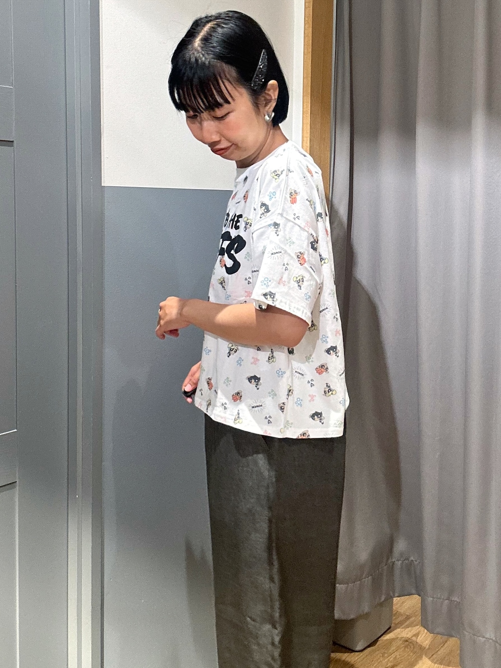 ホワイト系のTシャツ/カットソー、グレー系のベスト、グレー系のその他パンツを着用したレディースの夏コーディネートの6枚目の写真
