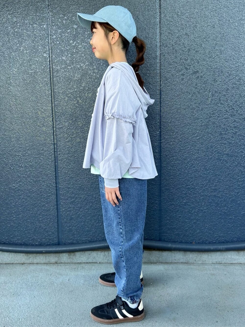 グリーン系のTシャツ/カットソー、パープル系のパーカー、ブルー系のデニムパンツを着用したキッズの春コーディネートの2枚目の写真