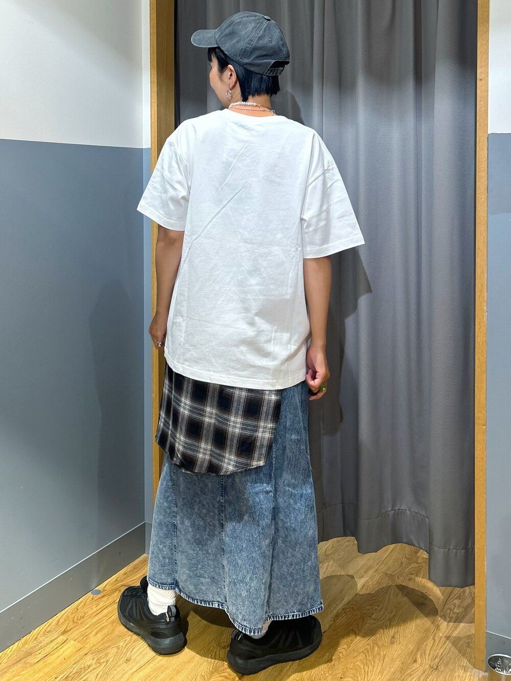 ホワイト系のTシャツ/カットソー、ブラック系のシャツ/ブラウス、ブルー系のスカートを着用したレディースの夏コーディネートの3枚目の写真