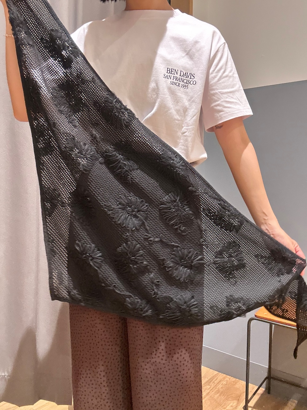 ホワイト系のTシャツ/カットソー、ブラック系のその他パンツ、ブラック系のバンダナ/スカーフを着用したレディースの夏コーディネートの8枚目の写真