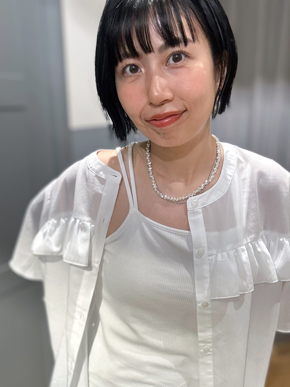ホワイト系のシャツ/ブラウス、ホワイト系のタンクトップ、グレー系のサンダルを着用したレディースの夏コーディネートの6枚目の写真