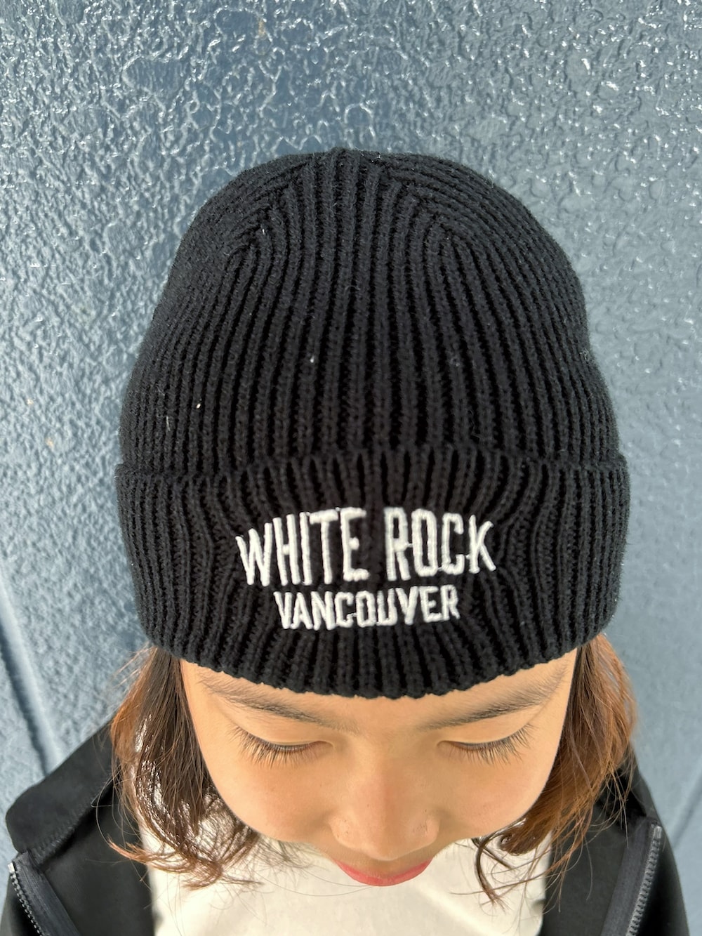 ホワイト系のTシャツ/カットソー、ブラック系のその他パンツ、ブラック系のカーディガン/ボレロを着用したキッズの秋コーディネートの10枚目の写真