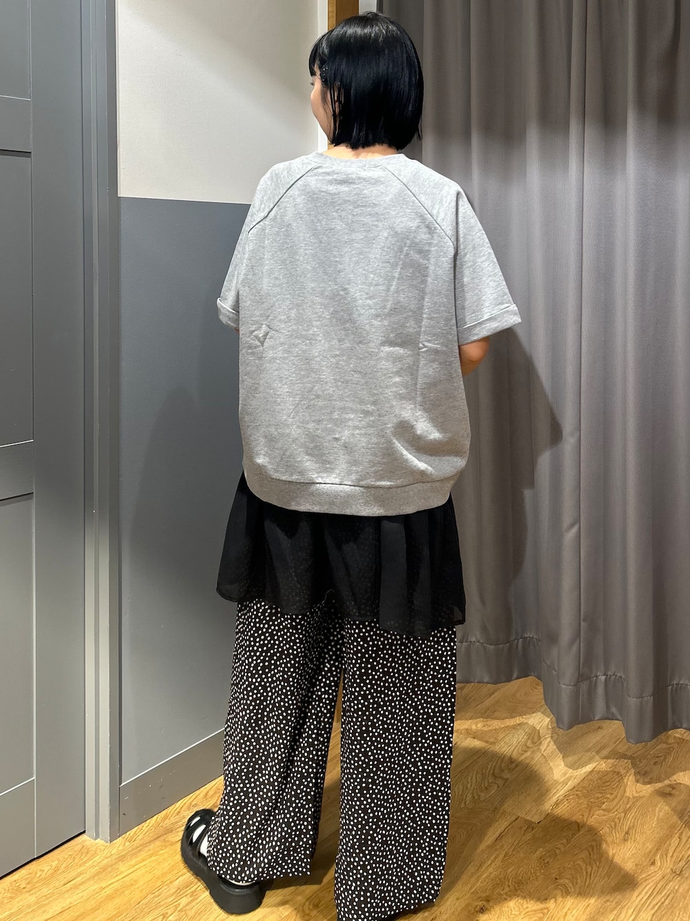 グレー系のその他トップス、ブラック系のベスト、ホワイト系のその他パンツを着用したレディースの夏コーディネートの4枚目の写真