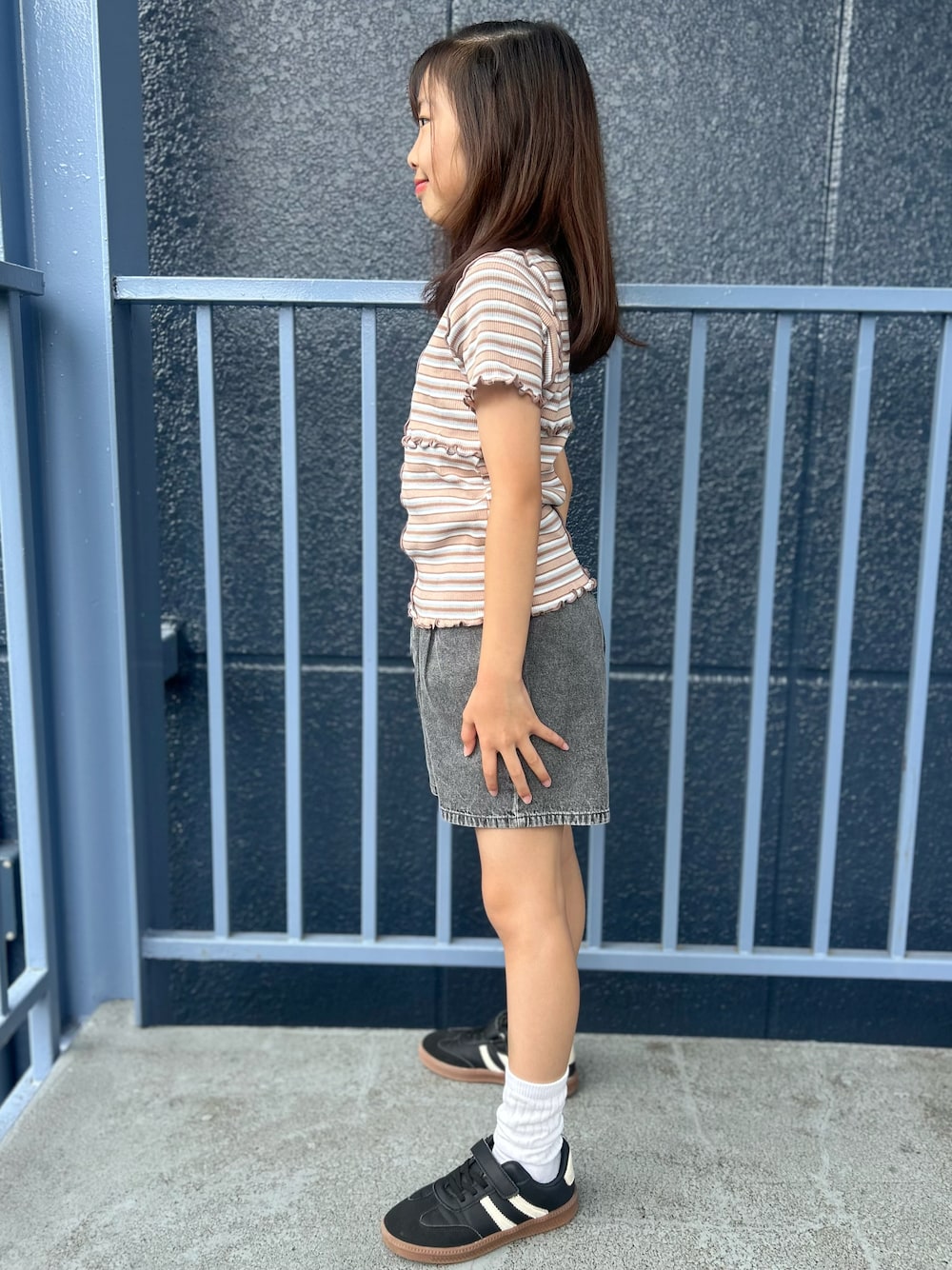 ブラウン系のTシャツ/カットソー、グレー系のその他パンツを着用したキッズの夏コーディネートの2枚目の写真