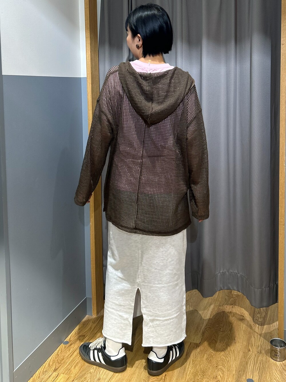 ピンク系のTシャツ/カットソー、ブラウン系のTシャツ/カットソー、グレー系のスカートを着用したレディースの秋コーディネートの3枚目の写真