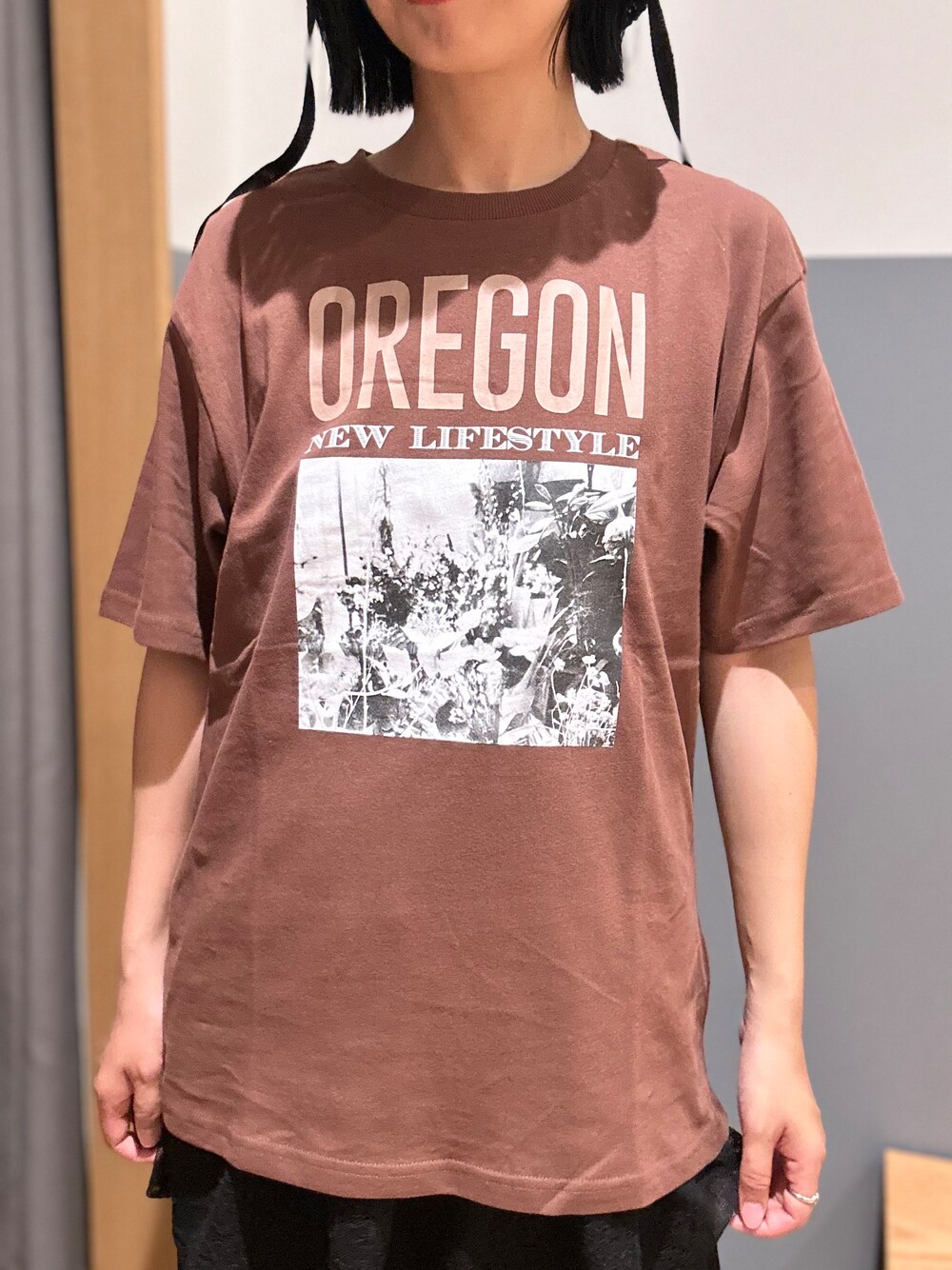 ブラウン系のTシャツ/カットソー、ブラック系のその他パンツ、ブラック系のTシャツ/カットソーを着用したレディースの夏コーディネートの4枚目の写真