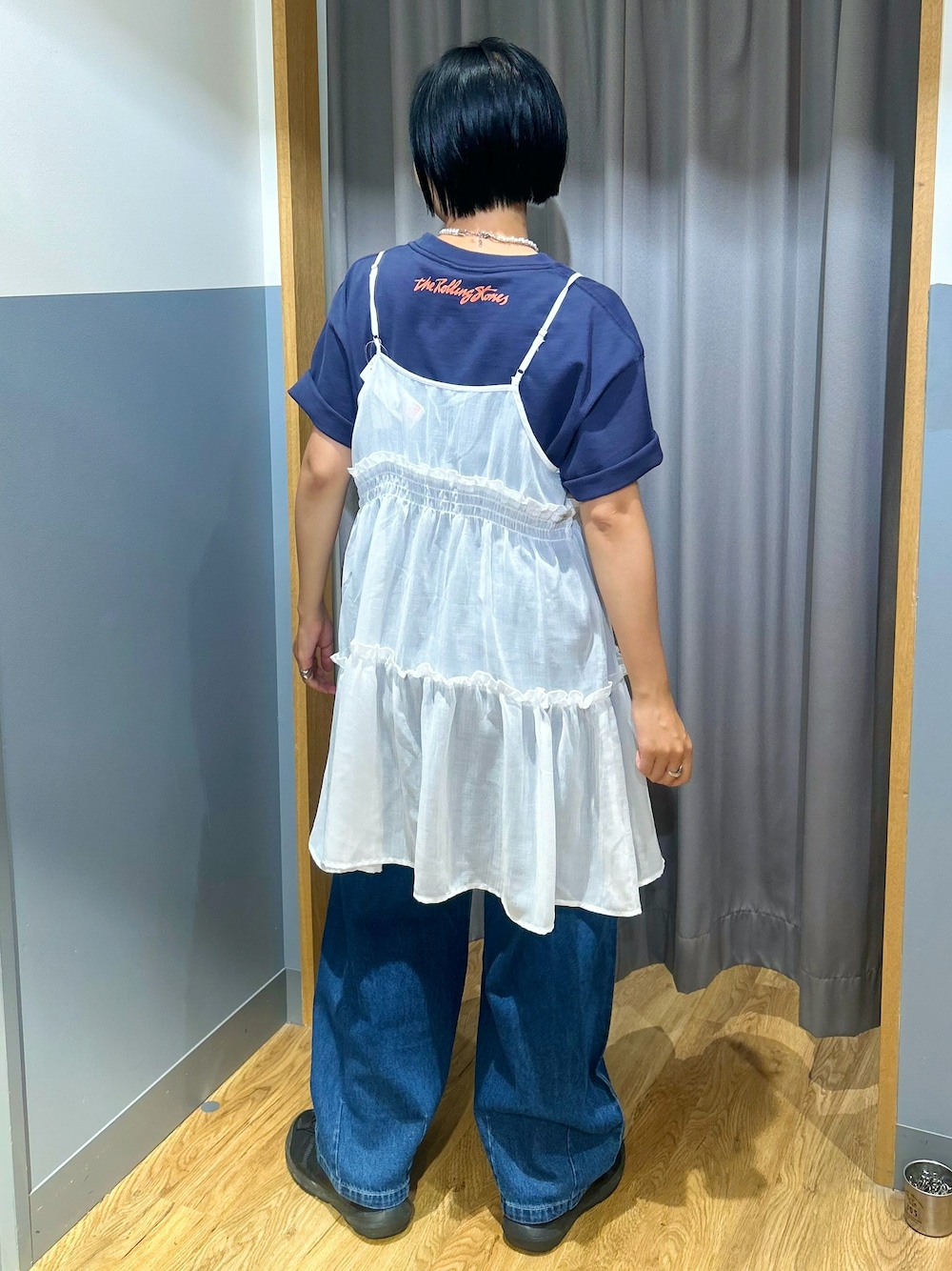 ブルー系のTシャツ/カットソー、ホワイト系のベスト、グリーン系のショルダーバッグを着用したレディースの夏コーディネートの3枚目の写真