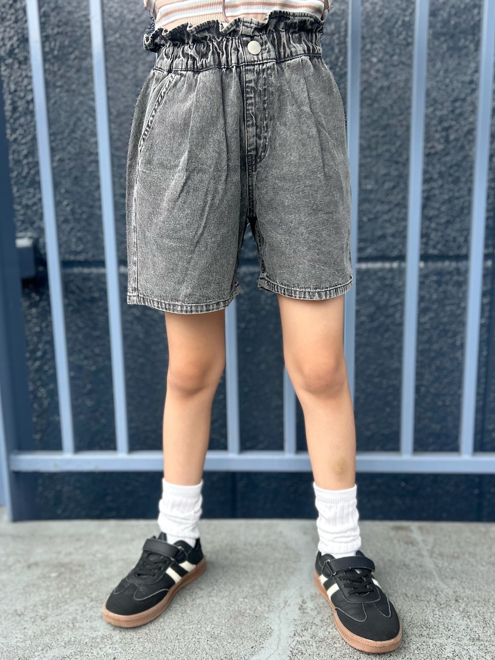 ブラウン系のTシャツ/カットソー、グレー系のその他パンツを着用したキッズの夏コーディネートの7枚目の写真