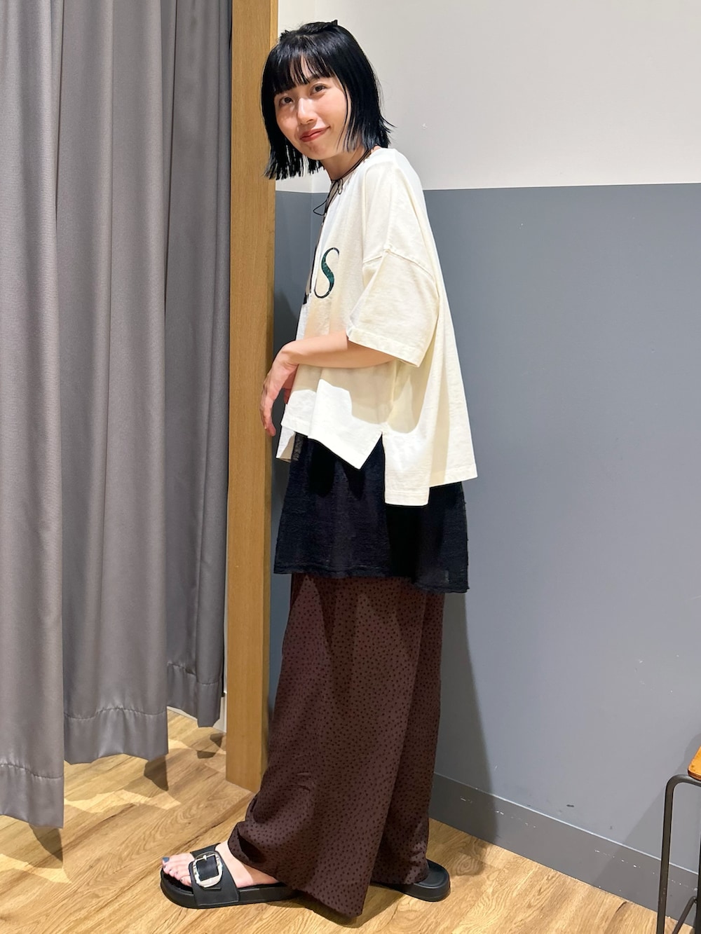 ホワイト系のTシャツ/カットソー、ブラック系のタンクトップ、ブラック系のその他パンツを着用したレディースの夏コーディネートの2枚目の写真