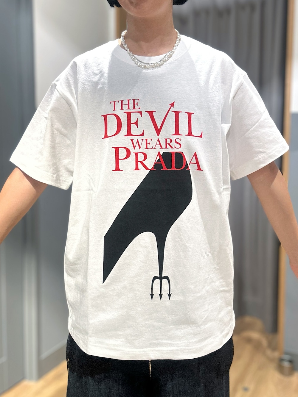 ホワイト系のTシャツ/カットソー、ブラック系のTシャツ/カットソー、ブルー系のデニムパンツを着用したレディースの夏コーディネートの4枚目の写真