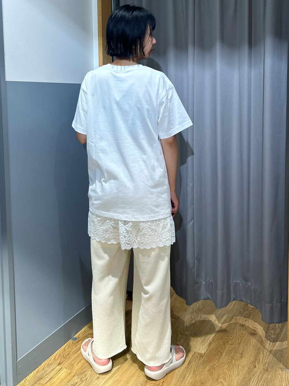 ホワイト系のTシャツ/カットソー、ベージュ系のその他パンツ、ホワイト系のサンダルを着用したレディースの夏コーディネートの4枚目の写真