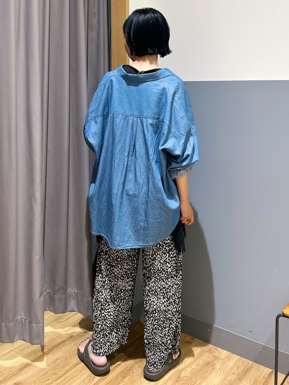ブラック系のTシャツ/カットソー、ブルー系のシャツ/ブラウス、グレー系のその他パンツを着用したレディースの夏コーディネートの3枚目の写真