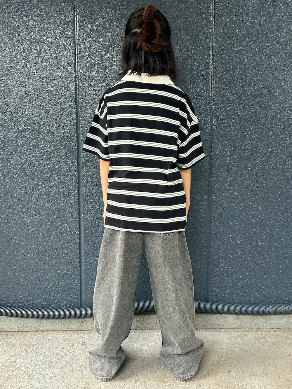 グレー系のTシャツ/カットソー、ブラック系のその他パンツ、パープル系のショルダーバッグを着用したキッズの秋コーディネートの3枚目の写真