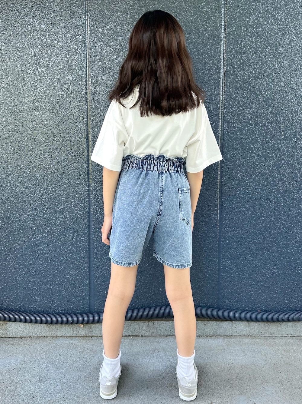 ブルー系のその他パンツ、ホワイト系のTシャツ/カットソー、ホワイト系のショルダーバッグを着用したキッズの春コーディネートの4枚目の写真