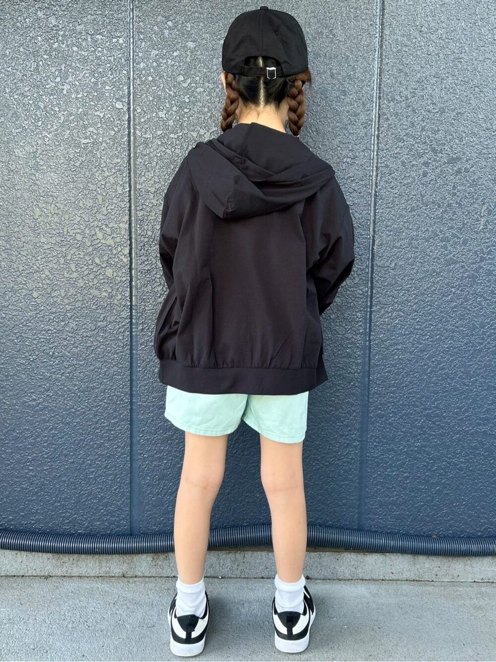 イエロー系のTシャツ/カットソー、グリーン系のその他パンツ、ブラック系のパーカーを着用したレディースの春コーディネートの3枚目の写真
