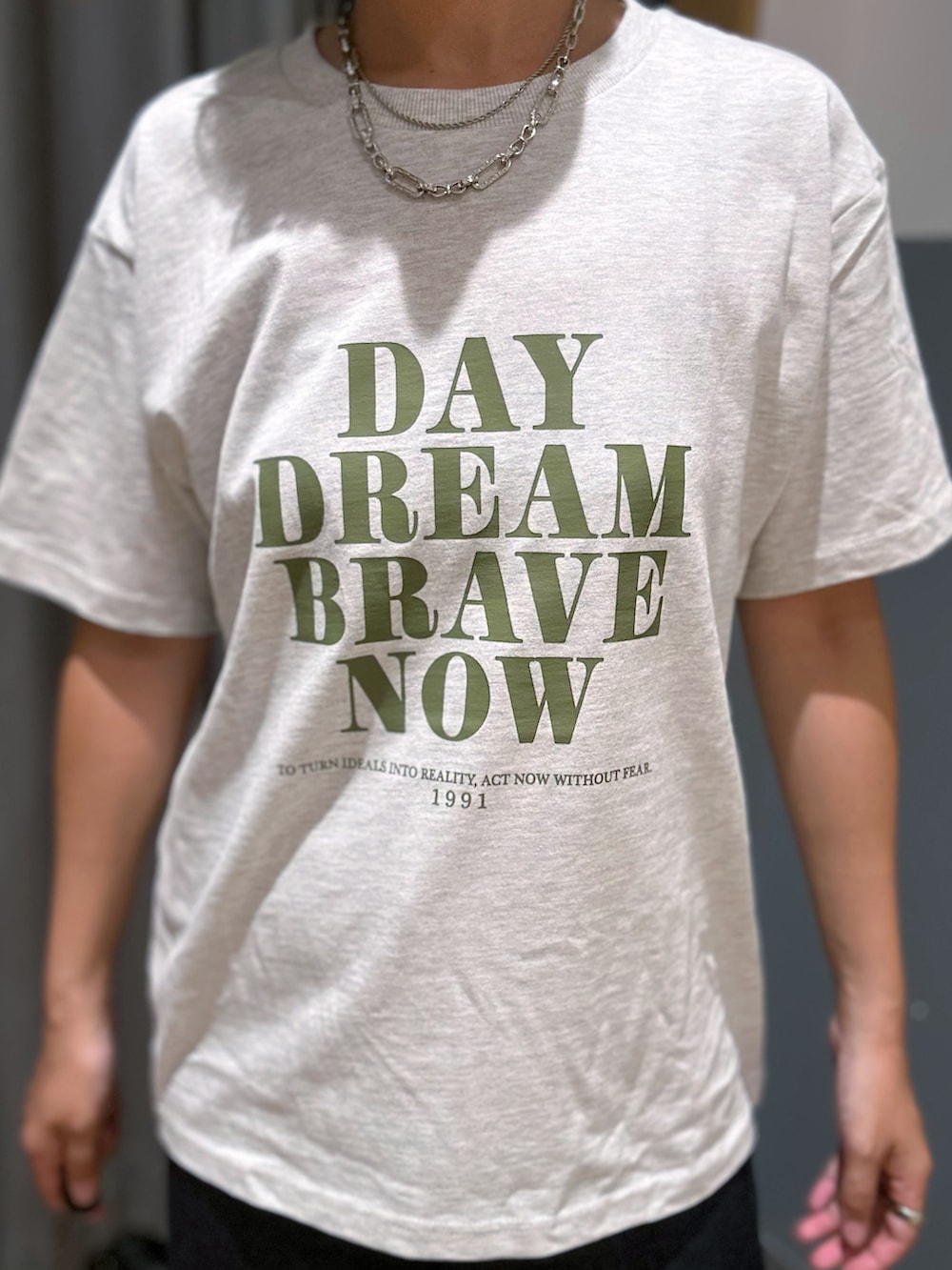 グレー系のTシャツ/カットソー、ブラウン系のシャツ/ブラウス、ブルー系のデニムパンツを着用したレディースの夏コーディネートの6枚目の写真