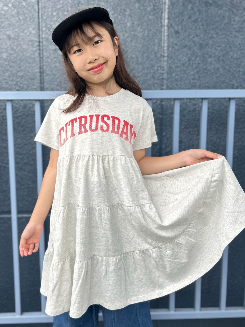 ブルー系のデニムパンツ、ホワイト系のルームワンピース、ブラック系のバンダナ/スカーフを着用したキッズの夏コーディネートの6枚目の写真