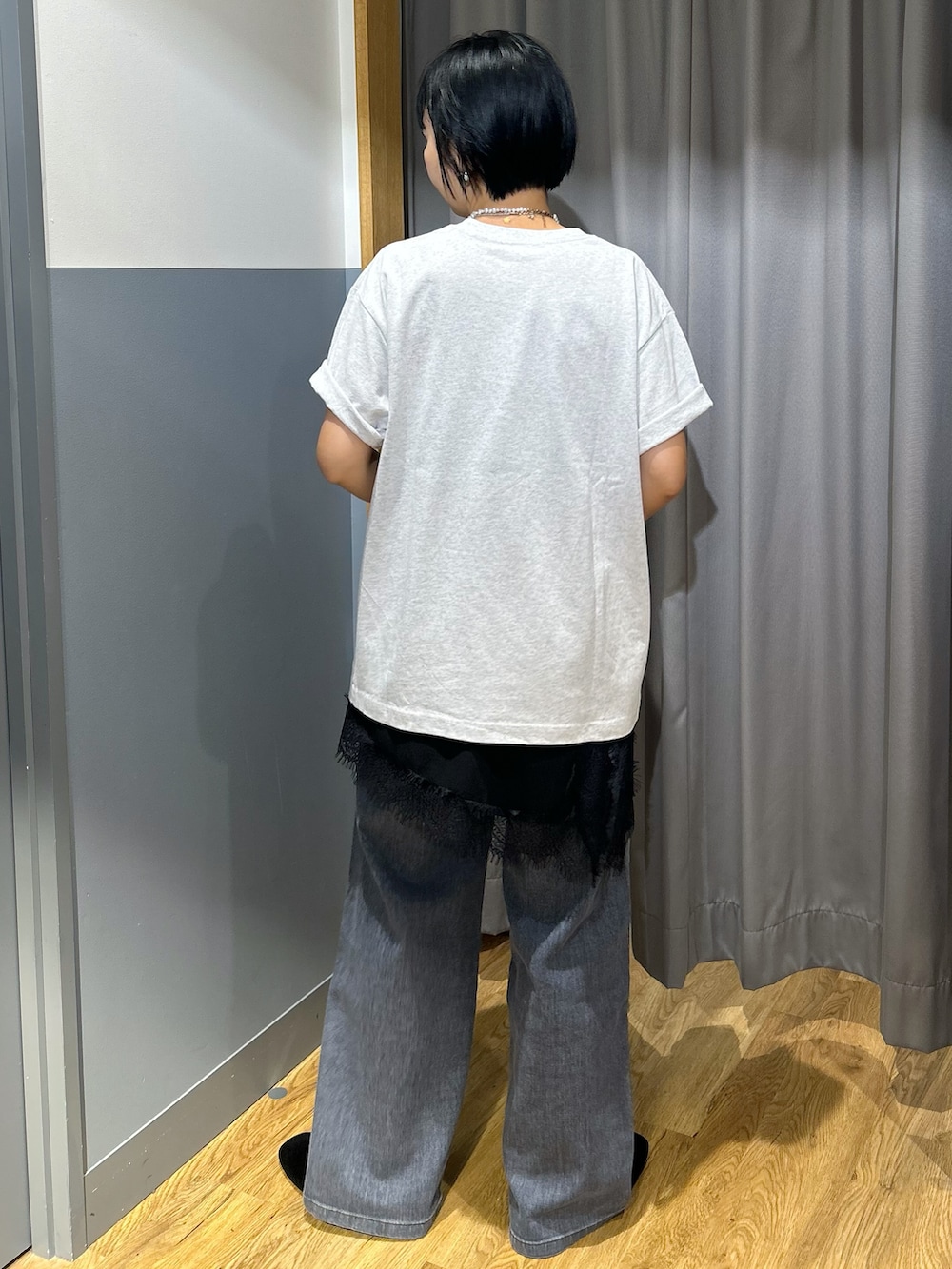 グレー系のTシャツ/カットソー、ブラック系のデニムパンツ、ブラック系のショルダーバッグを着用したレディースの夏コーディネートの3枚目の写真