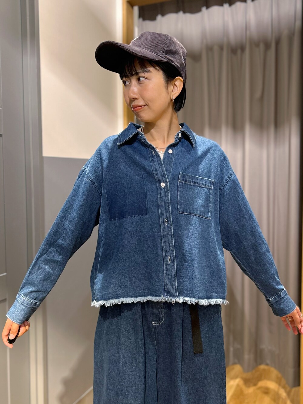 ホワイト系のTシャツ/カットソー、ブルー系のシャツ/ブラウス、ブルー系のその他パンツを着用したレディースの秋コーディネートの6枚目の写真