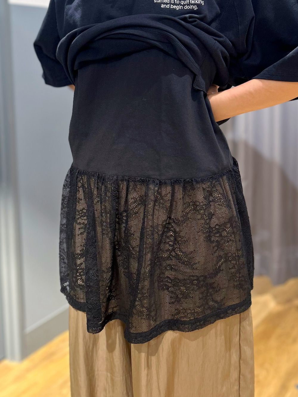 ブラック系のTシャツ/カットソー、ブラウン系のその他パンツ、ブラック系のタンクトップを着用したレディースの夏コーディネートの5枚目の写真