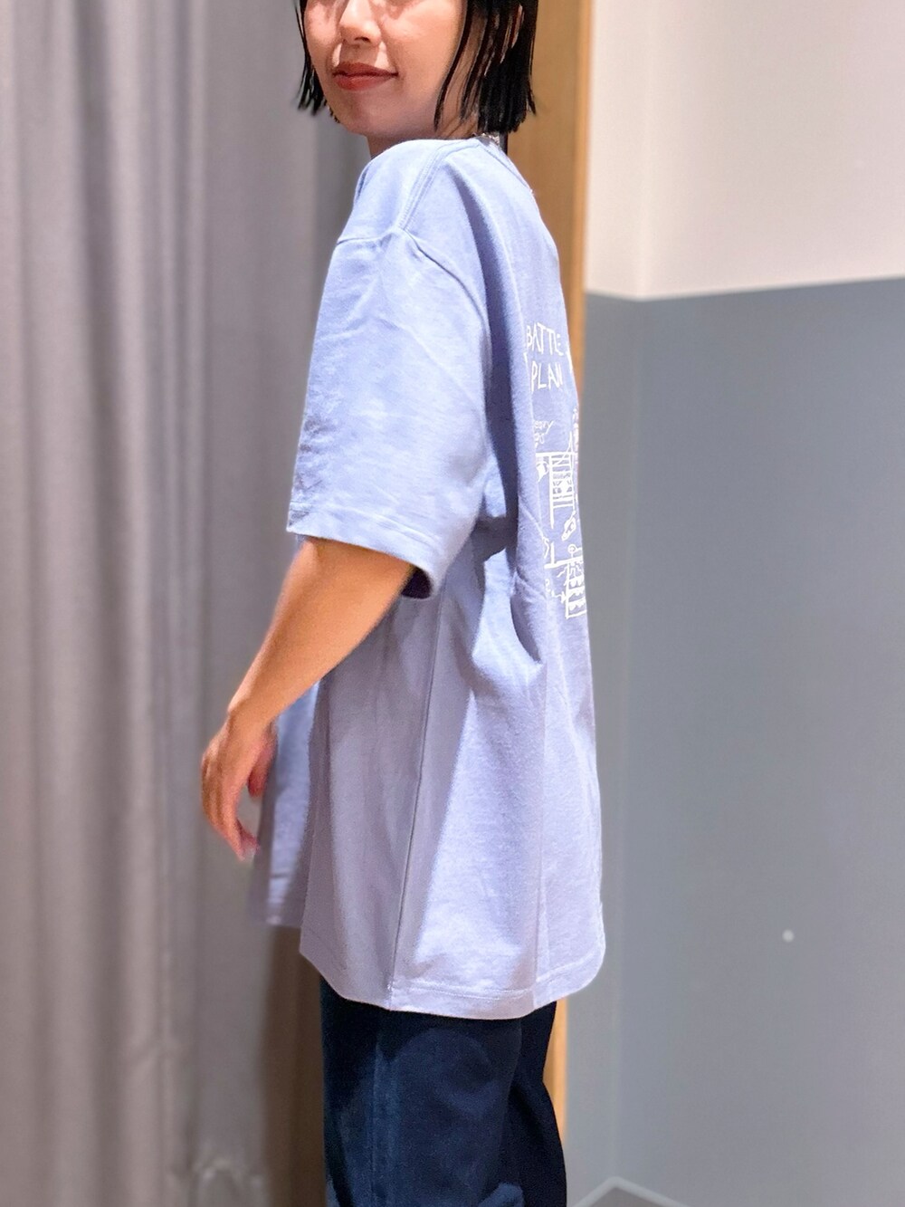 ブルー系のTシャツ/カットソー、ブルー系のデニムパンツ、ホワイト系のキャップを着用したレディースの夏コーディネートの6枚目の写真