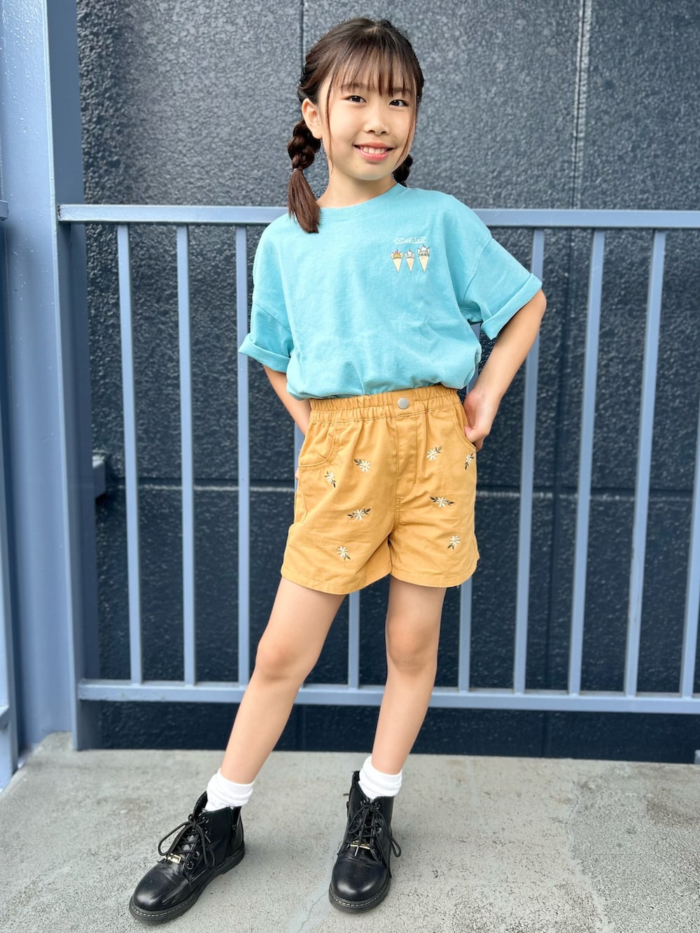 ブルー系のTシャツ/カットソー、イエロー系のその他パンツを着用したキッズの夏コーディネートの2枚目の写真