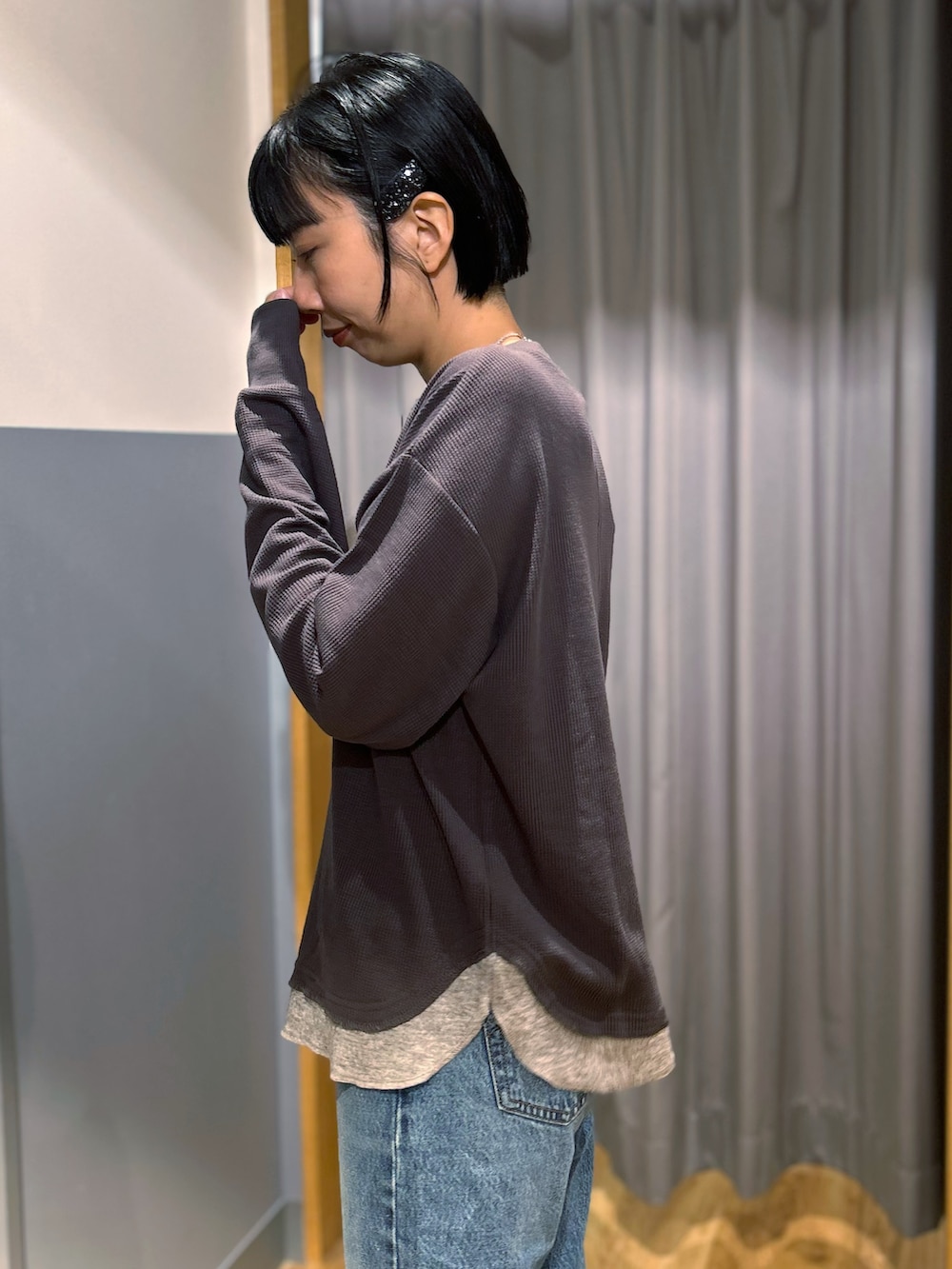 グレー系のTシャツ/カットソー、ブルー系のその他パンツ、グリーン系のショルダーバッグを着用したレディースの秋コーディネートの5枚目の写真
