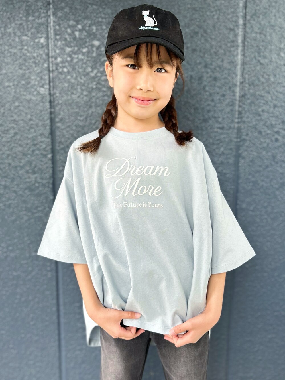ブルー系のTシャツ/カットソー、ブラック系のデニムパンツ、ブラック系のキャップを着用したレディースの春コーディネートの4枚目の写真