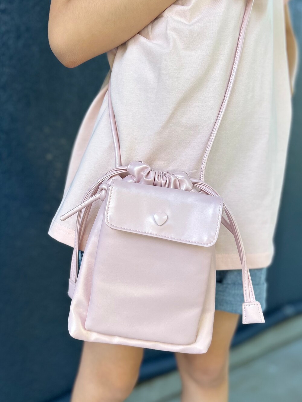 ブルー系のその他パンツ、ピンク系のTシャツ/カットソー、ピンク系のショルダーバッグを着用したキッズの春コーディネートの8枚目の写真