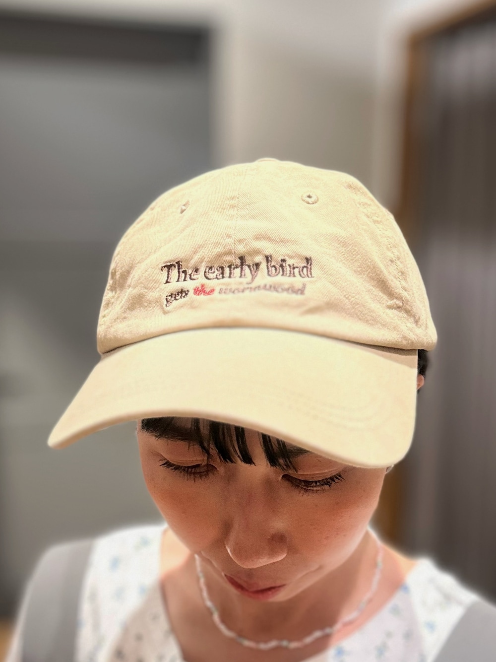 グリーン系のサロペット/オーバーオール、ブルー系のTシャツ/カットソー、ベージュ系のキャップを着用したレディースの夏コーディネートの7枚目の写真