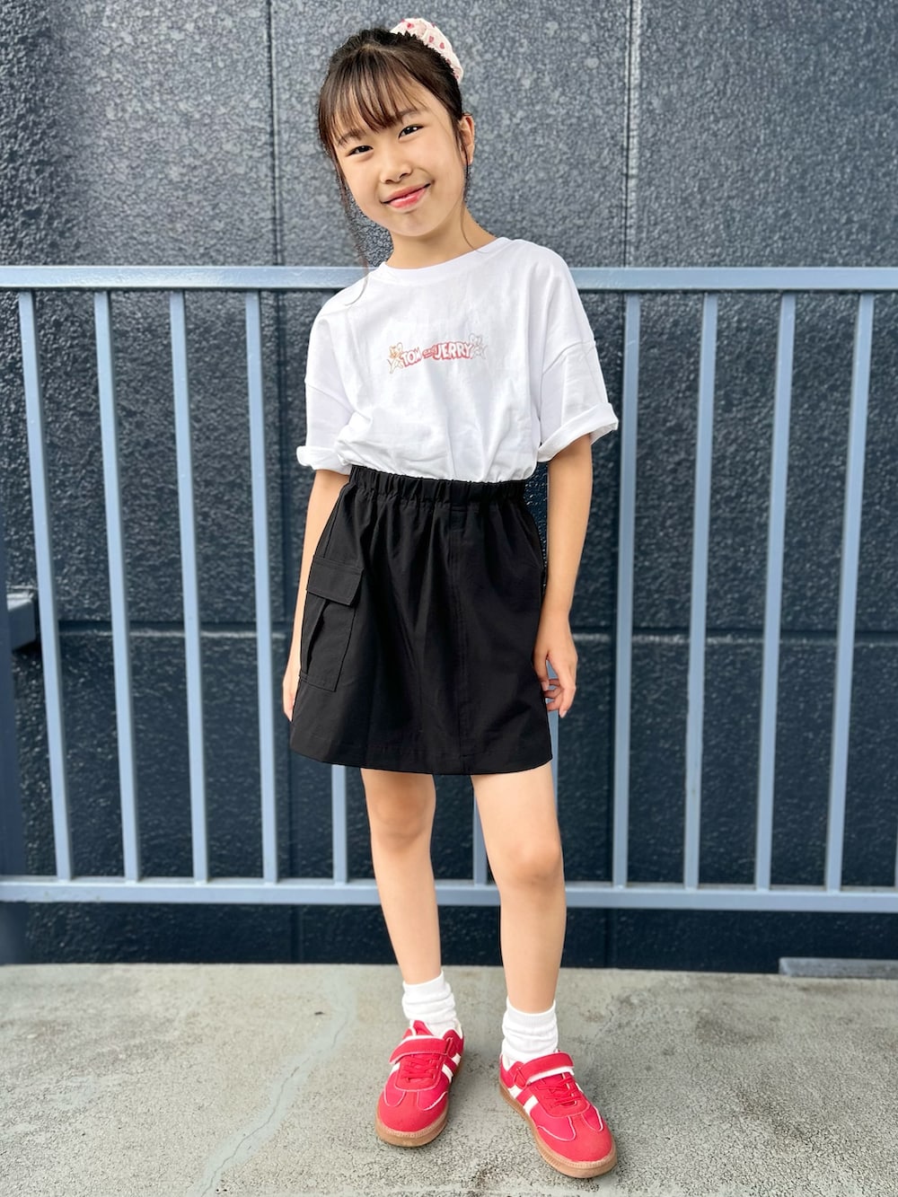 ホワイト系のTシャツ/カットソー、ブラック系のスカートを着用したキッズの夏コーディネートの2枚目の写真