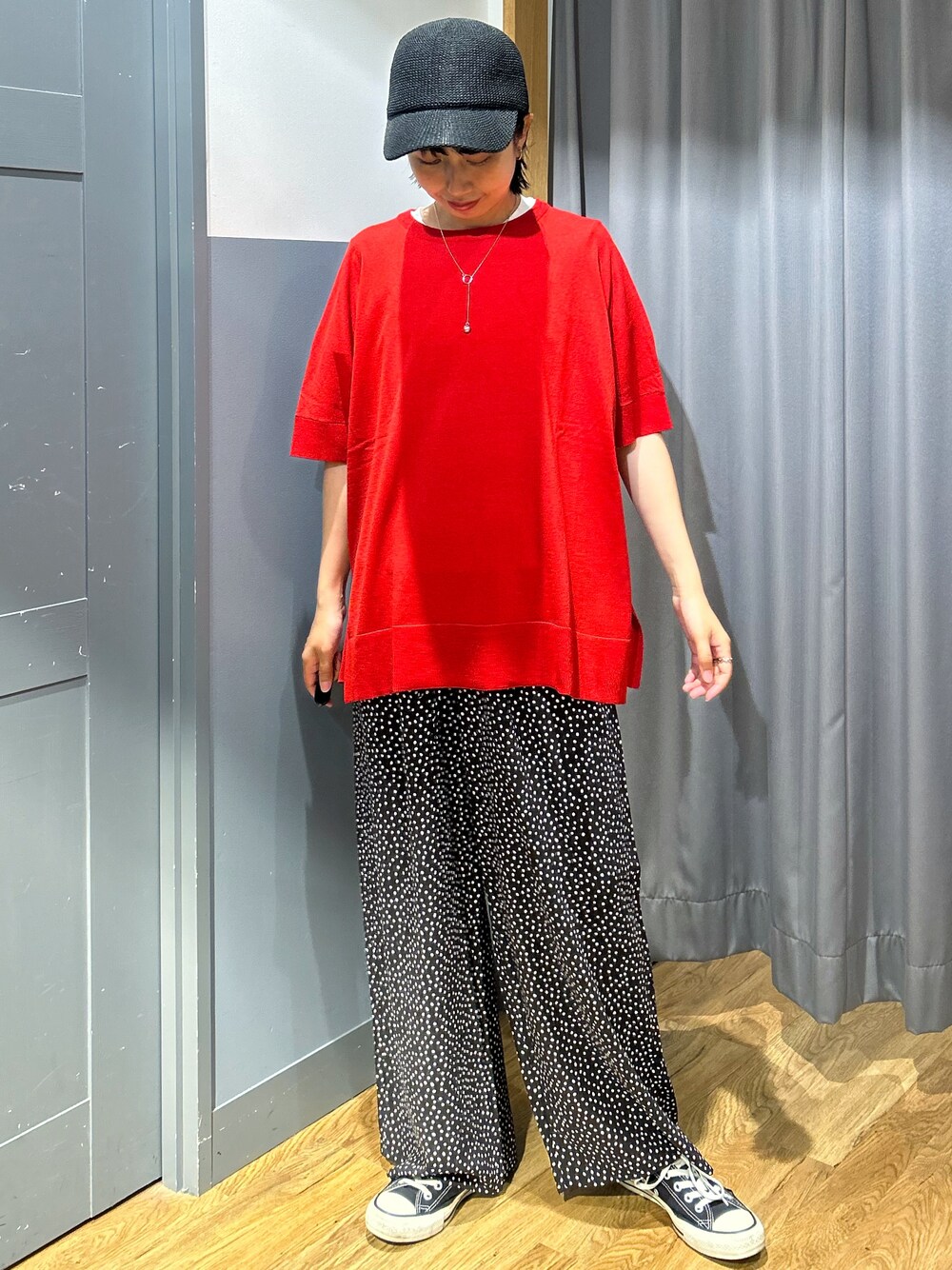 ホワイト系のその他パンツを着用したレディースの春コーディネートの2枚目の写真