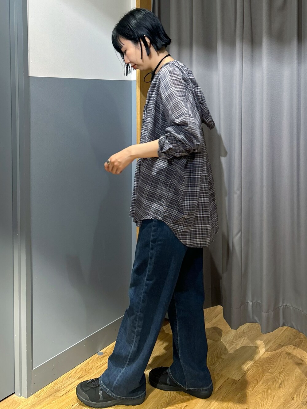 ブラック系のタンクトップ、グレー系のシャツ/ブラウス、ブルー系のデニムパンツを着用したレディースの夏コーディネートの3枚目の写真