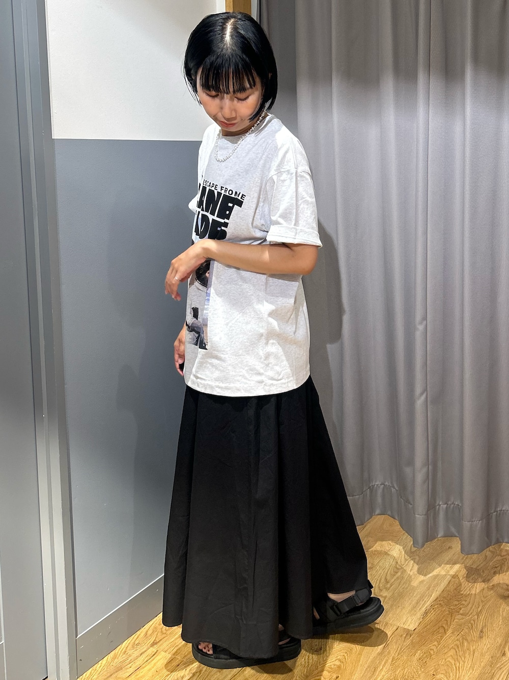 グレー系のTシャツ/カットソー、ブラック系のスカート、ブラック系のボディバッグ/ウエストポーチを着用したレディースの夏コーディネートの2枚目の写真