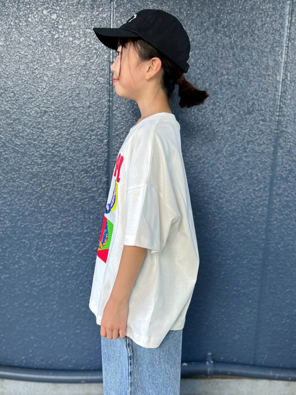 ホワイト系のTシャツ/カットソー、ブルー系のデニムパンツ、ブラック系のキャップを着用したキッズの夏コーディネートの5枚目の写真