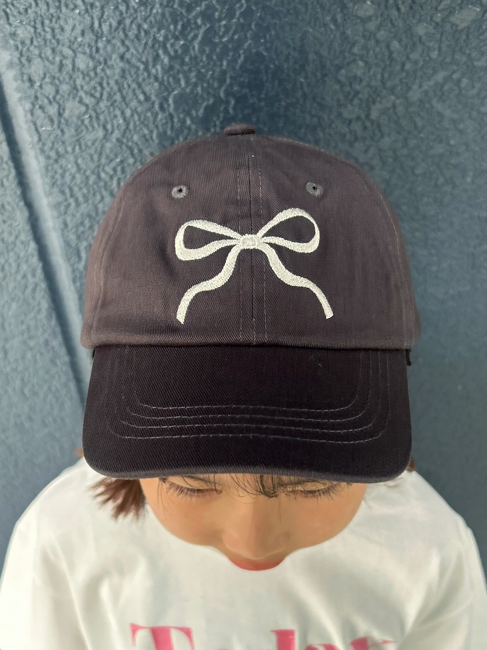 ブラック系のその他パンツ、ホワイト系のTシャツ/カットソー、ブラック系のキャップを着用したキッズの秋コーディネートの7枚目の写真