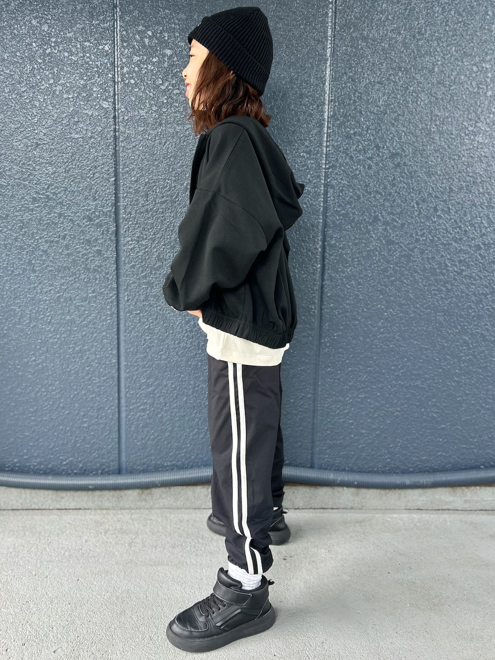ホワイト系のTシャツ/カットソー、ブラック系のその他パンツ、ブラック系のカーディガン/ボレロを着用したキッズの秋コーディネートの2枚目の写真