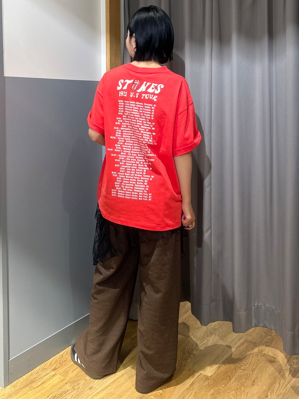 レッド系のTシャツ/カットソー、ブラウン系のセットアップ、ブラック系のスカートを着用したレディースの夏コーディネートの3枚目の写真