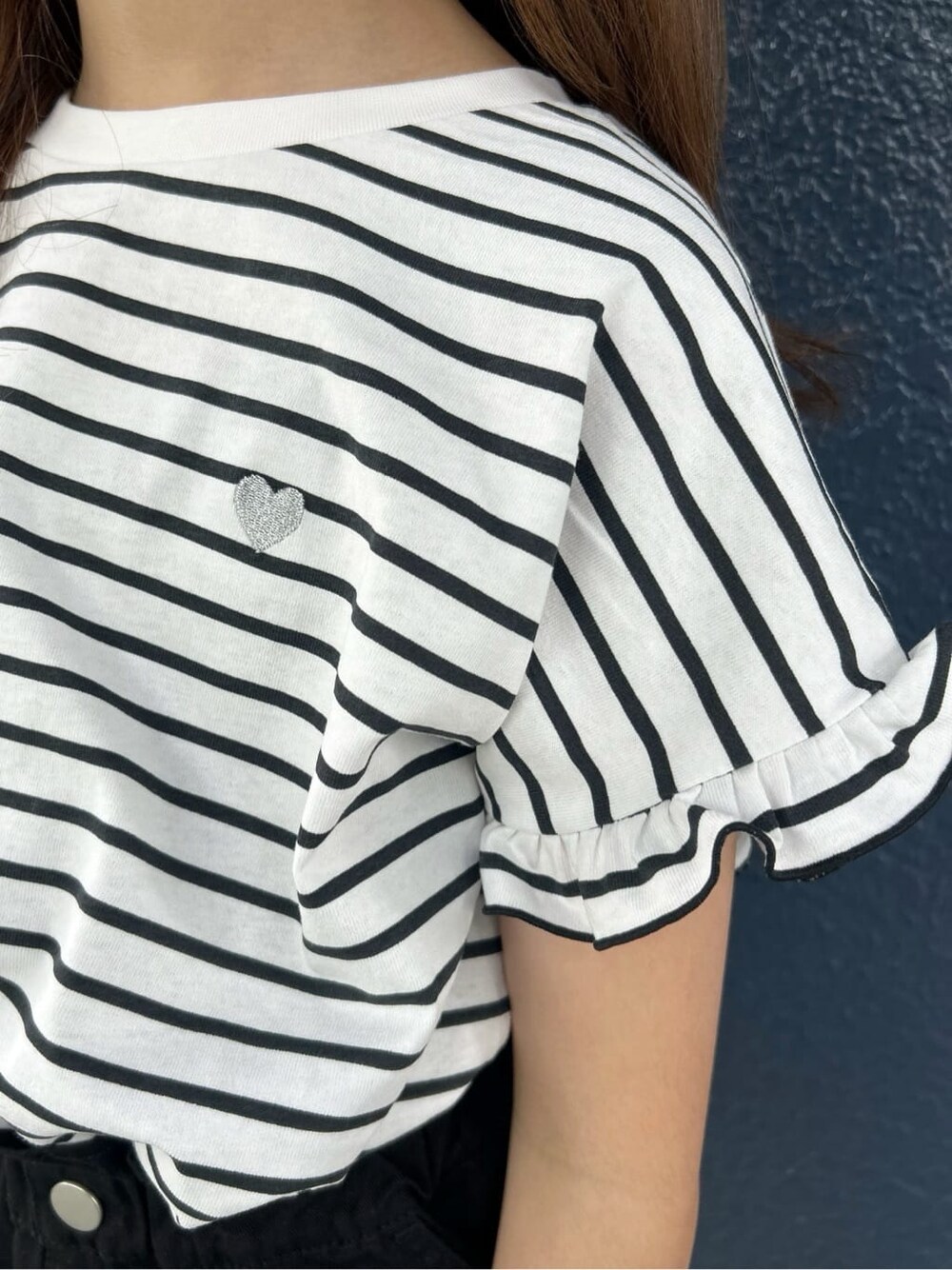 ブラック系のその他パンツ、ブラック系のTシャツ/カットソー、ブラック系のパーカーを着用したキッズの春コーディネートの9枚目の写真