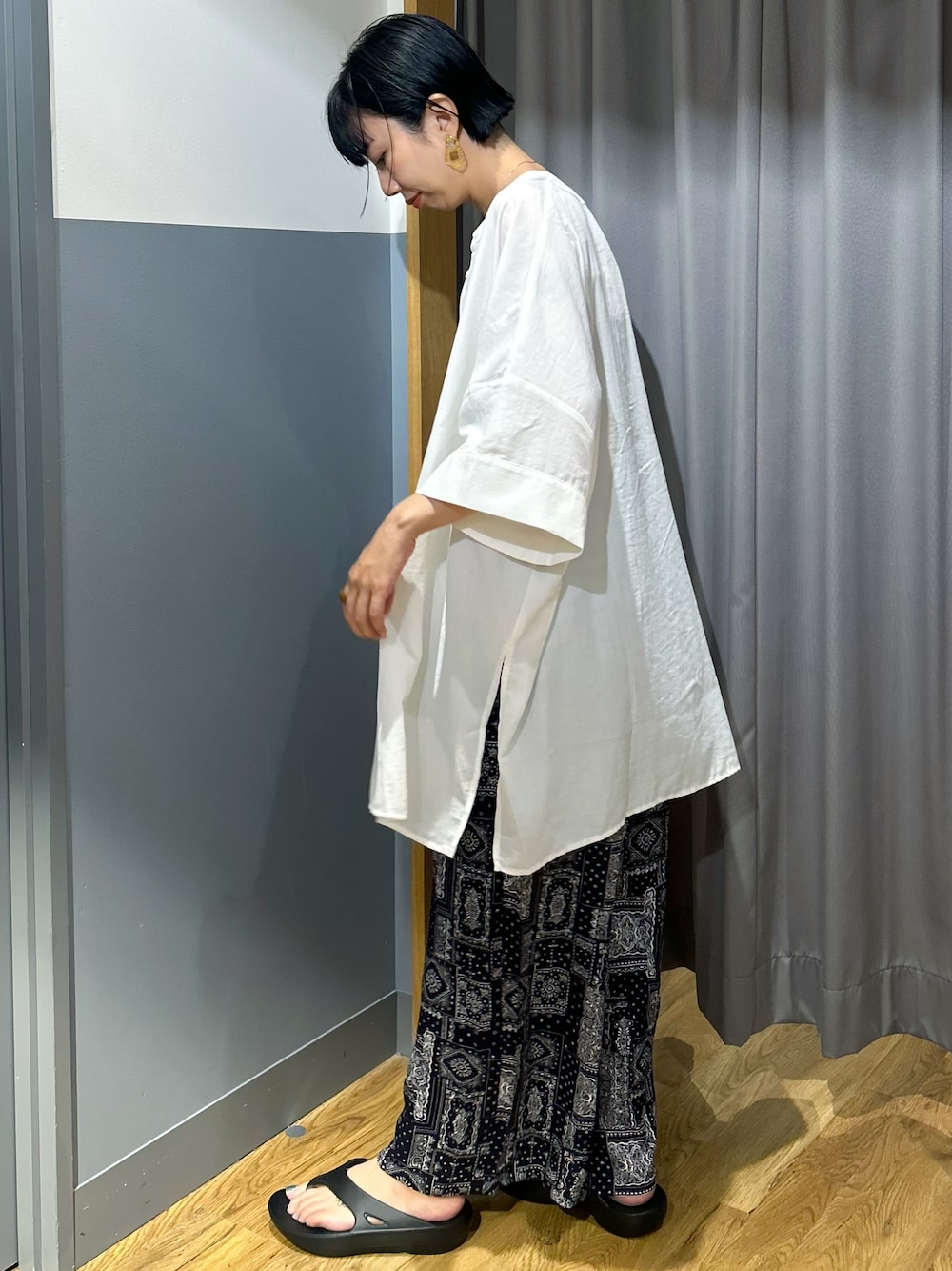 ホワイト系のシャツ/ブラウス、ブルー系のその他パンツ、ブラック系のサンダルを着用したレディースの夏コーディネートの2枚目の写真