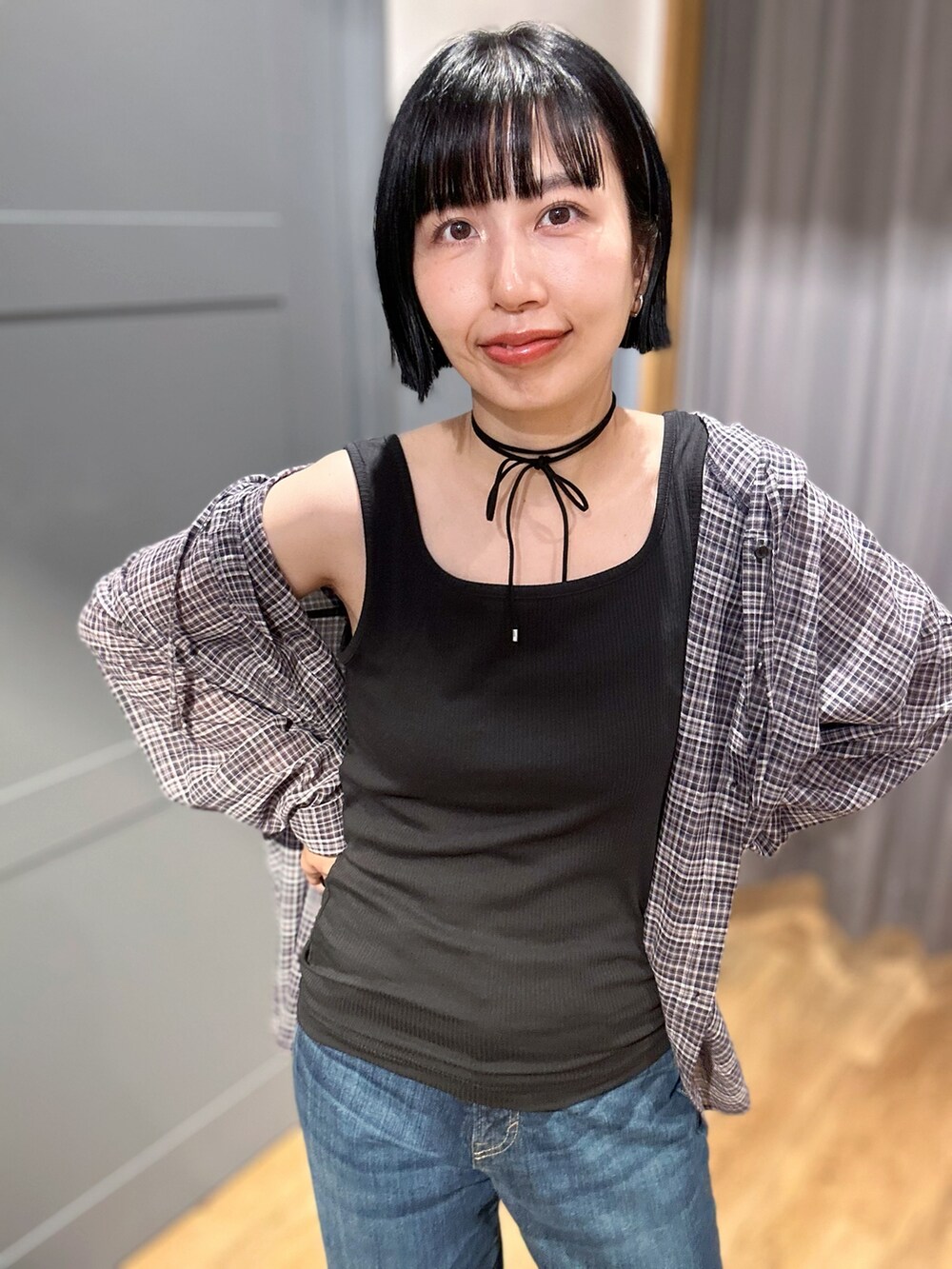 ブラック系のタンクトップ、グレー系のシャツ/ブラウス、ブルー系のデニムパンツを着用したレディースの夏コーディネートの6枚目の写真